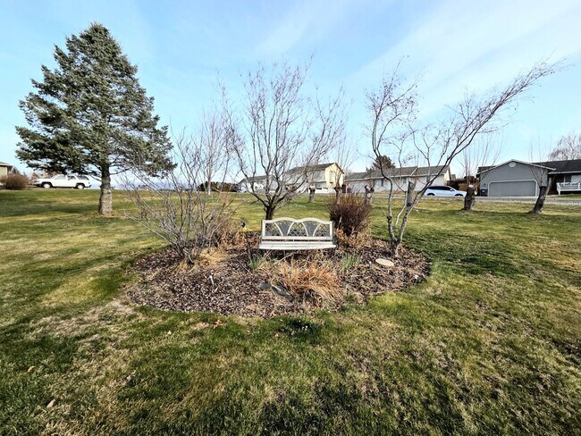 Building Photo - Grandiose Home on 1 Acre -- in East Wenatchee for Rent!! **5 Bed, 3 Bath**