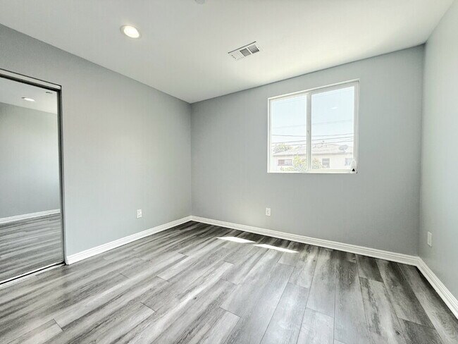 Building Photo - 322 E 55th St
