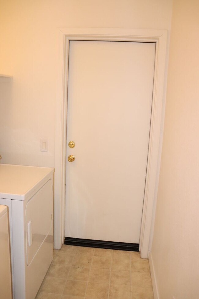 Building Photo - East Side 3 Bed 2 Bath Energy Efficient Pulte Home