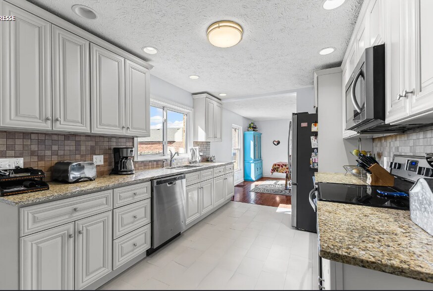 Building Photo - 1721 Southview Dr