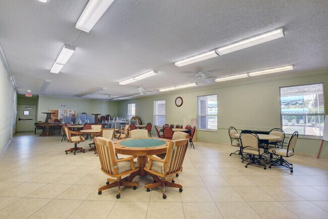 Building Photo - 702 Lori Dr