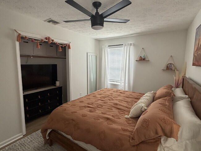 Building Photo - Furnished Home in Madison Heights available through October 31, 2026.