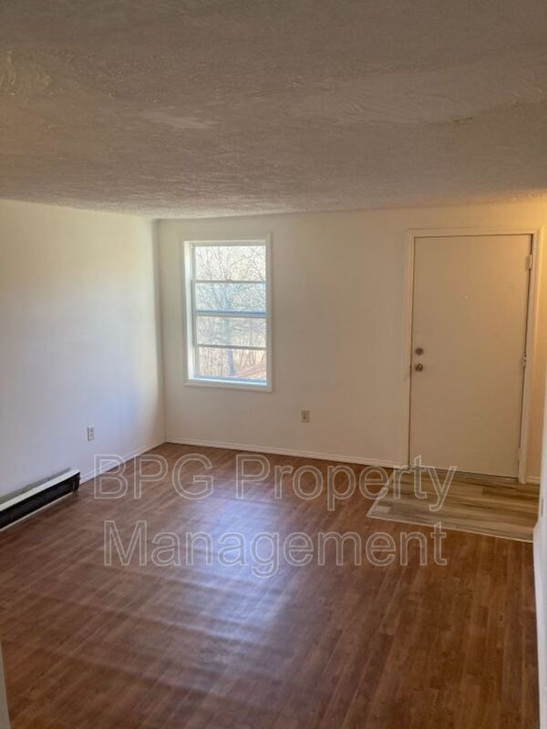 Building Photo - 123 Circle Dr