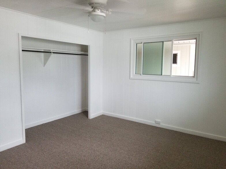 Bedroom #1 Master with ceiling fan and split AC - 1105 Nanialii St