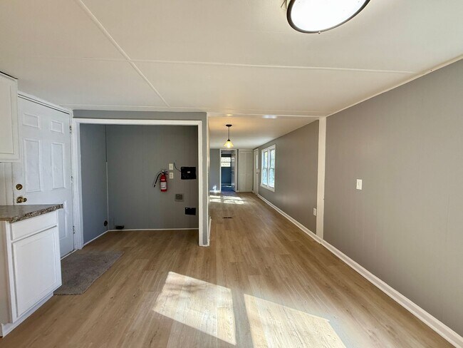 Building Photo - Spacious 2 bed, 1.5 bath Home FOR RENT in Commercial Twp $1400