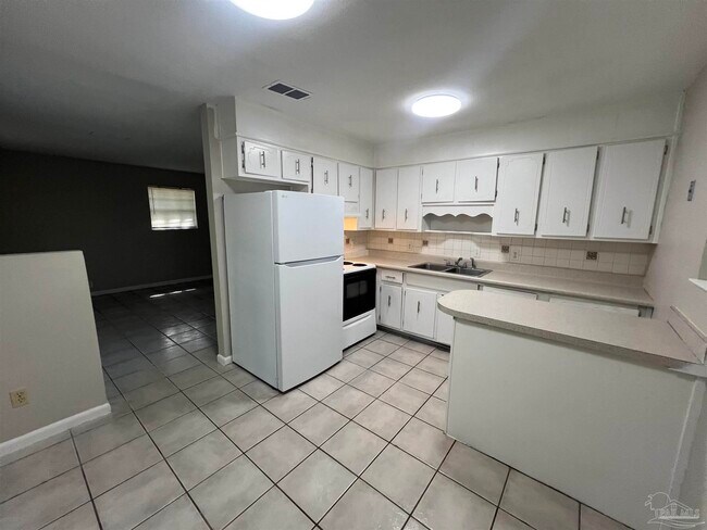 Building Photo - 5859 Mapleton St