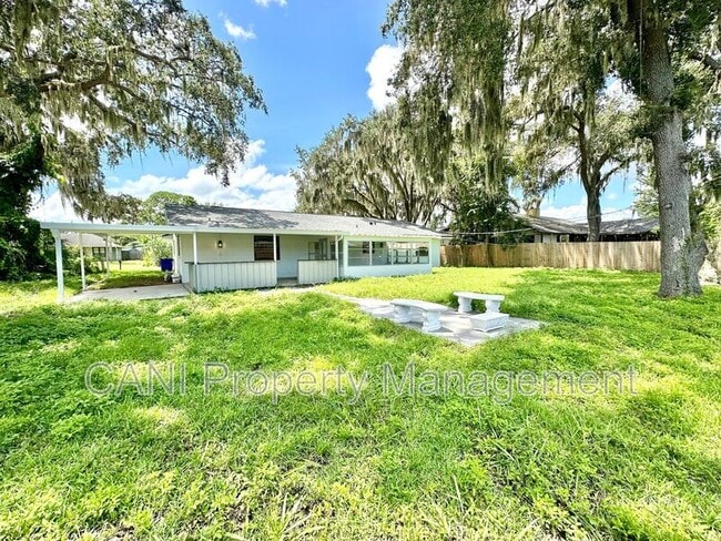 Building Photo - 2517 Royal Palm Dr