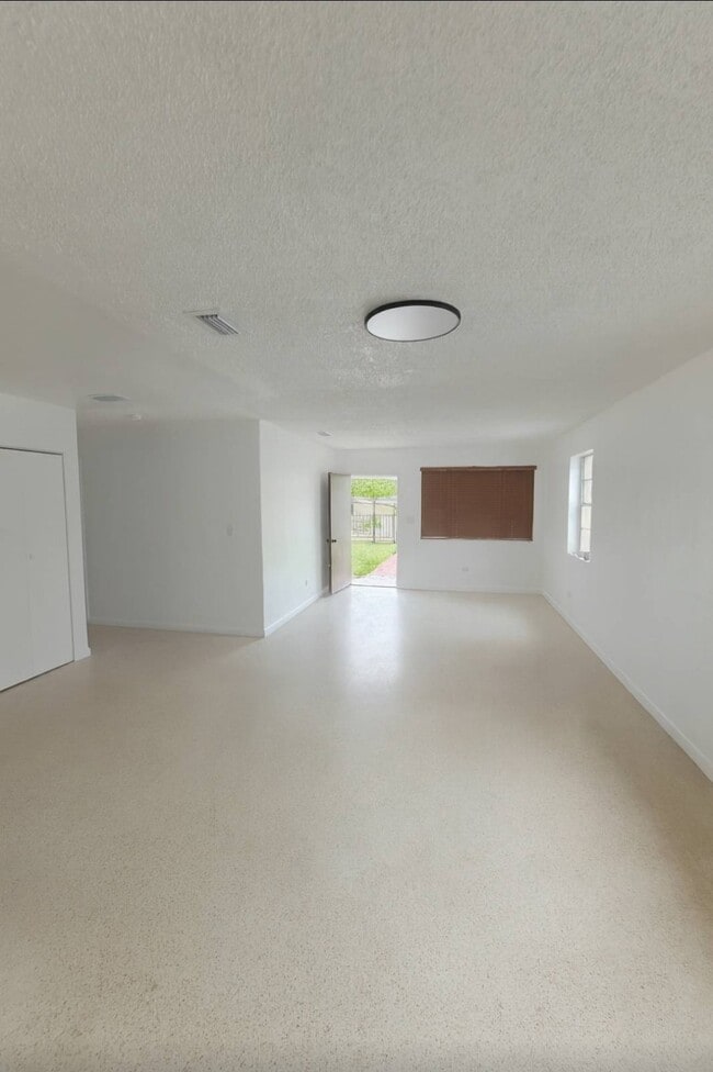 Building Photo - 141 W 31st St