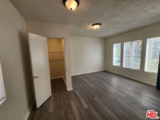 Building Photo - 534 W 47th St