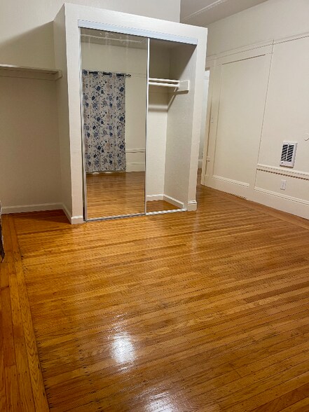 Building Photo - 564 53rd St