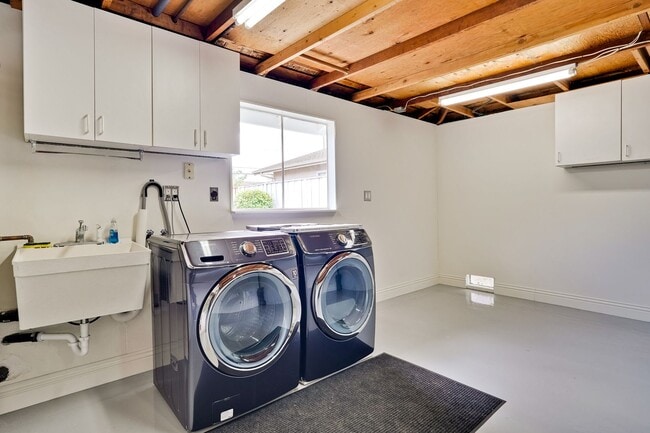 Building Photo - Fully Remodeled Single-Family Home Near Ap...