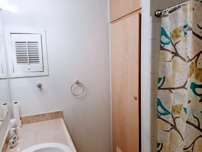 Building Photo - 1221 WELCH ST