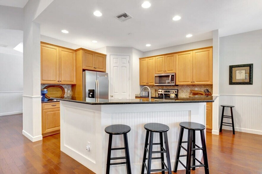 Building Photo - 71 3rd St