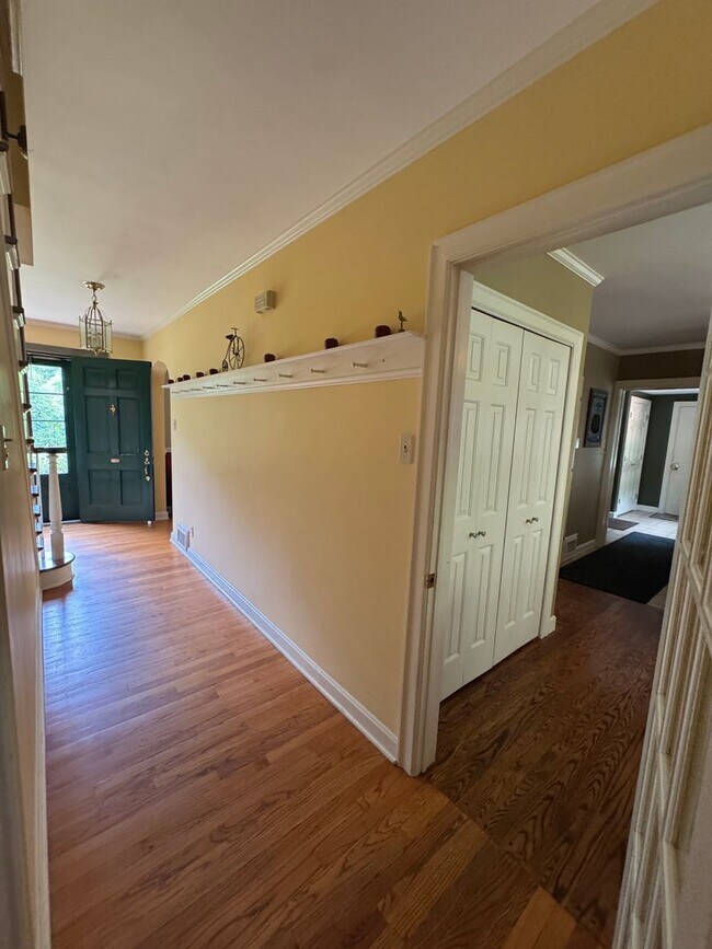 Building Photo - Beautifully Furnished Three Bedroom Home