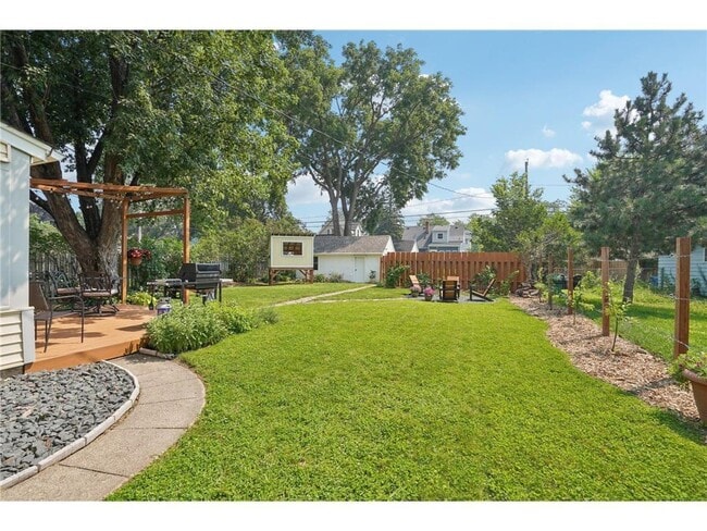 Building Photo - 209 8th Ave N