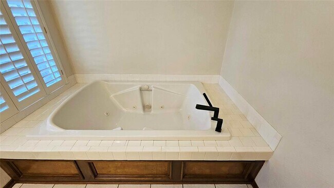 Building Photo - 1225 NW 198th St