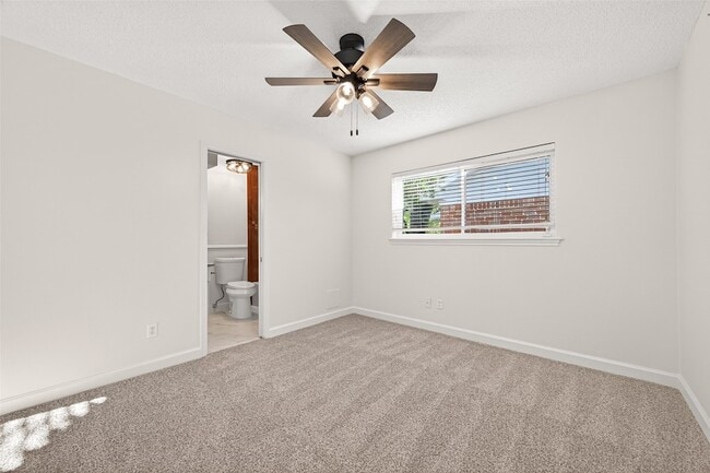 Building Photo - 10602 Longmont Dr