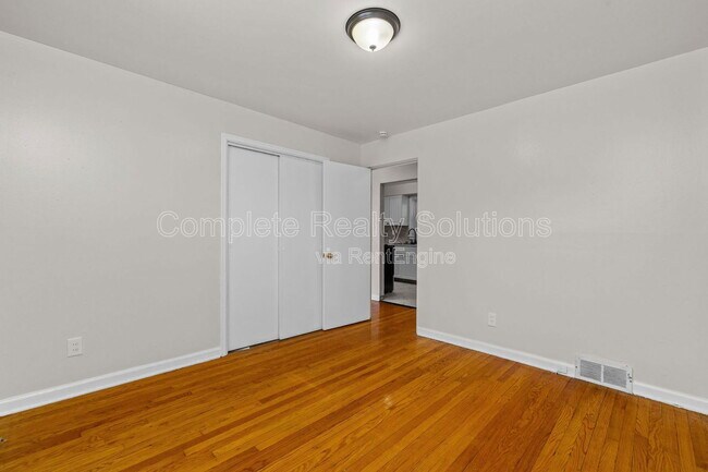 Building Photo - 375 Adrian Dr