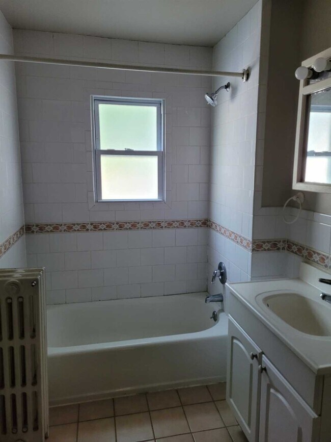 Building Photo - 2 State St