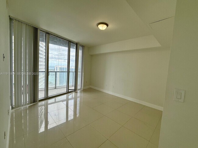 Building Photo - 495 Brickell Ave