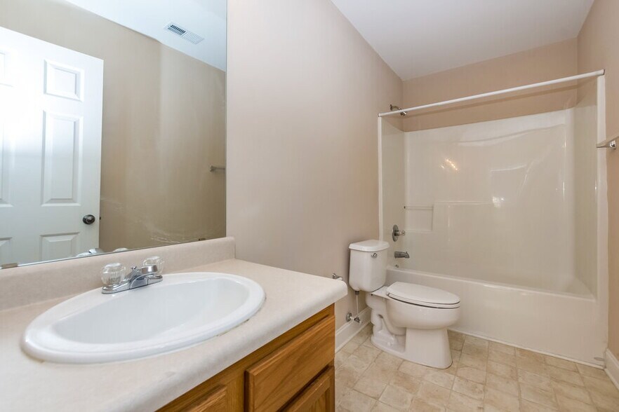 Building Photo - 13633 Coram Pl