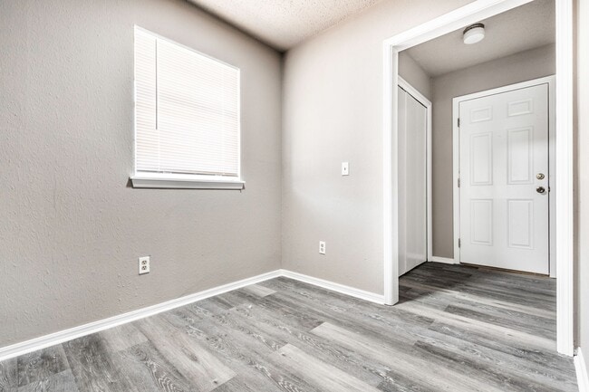 Building Photo - 918 Delmar Cir