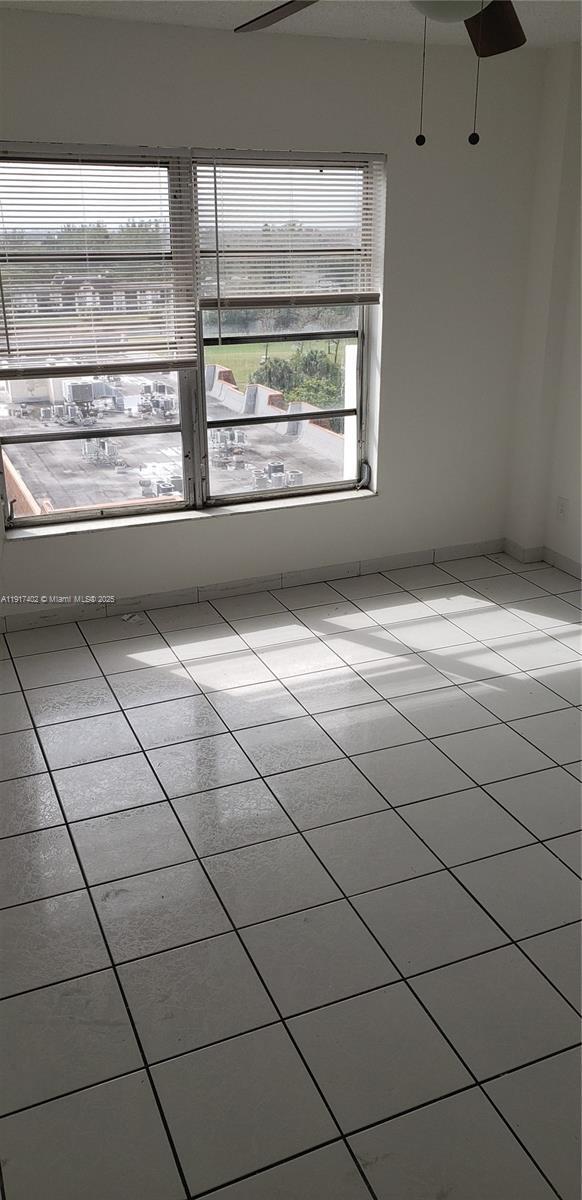 Building Photo - 4174 Inverrary Dr