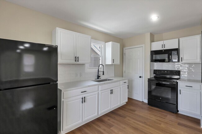 Building Photo - Newly Refreshed 3-Bed Bungalow with Bonus Sunroom & Finished Attic – Columbus Living!