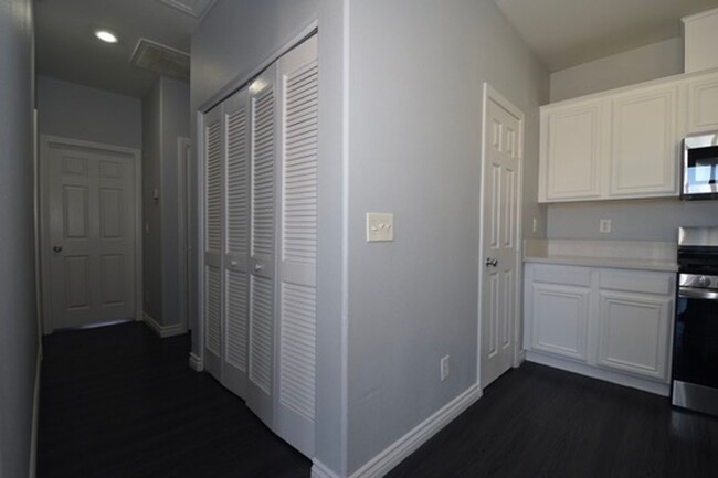 Building Photo - Spacious 2-bed 2-bath with Attached Car Ga...