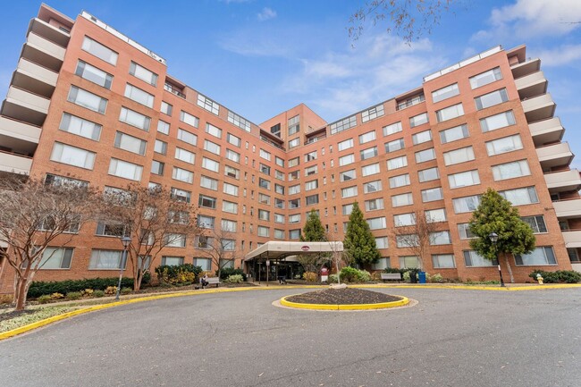 Building Photo - Charming & Bright Studio at River Place West