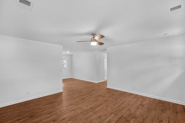 Building Photo - Renovated House on Corner Lot!