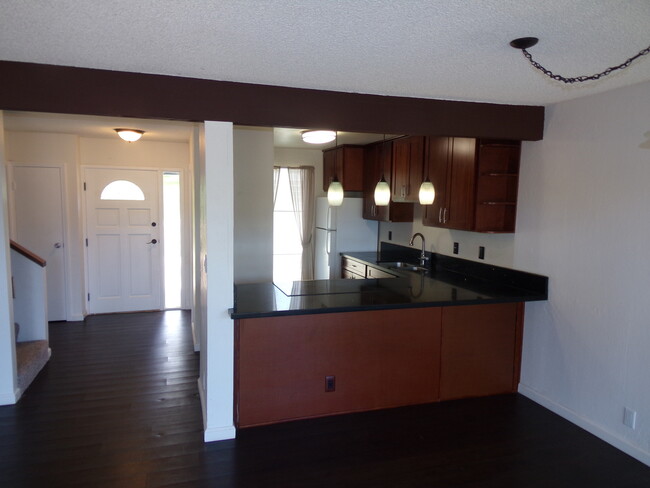 Building Photo - PALEHUA GARDENS - Upgraded 3 Bedroom Townhome