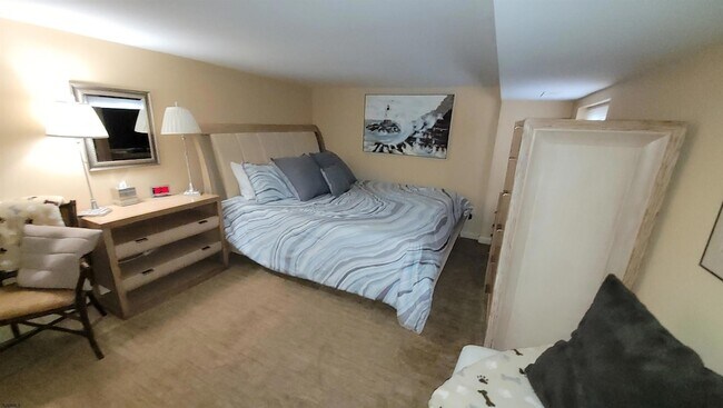 Building Photo - 104 S Avolyn Ave