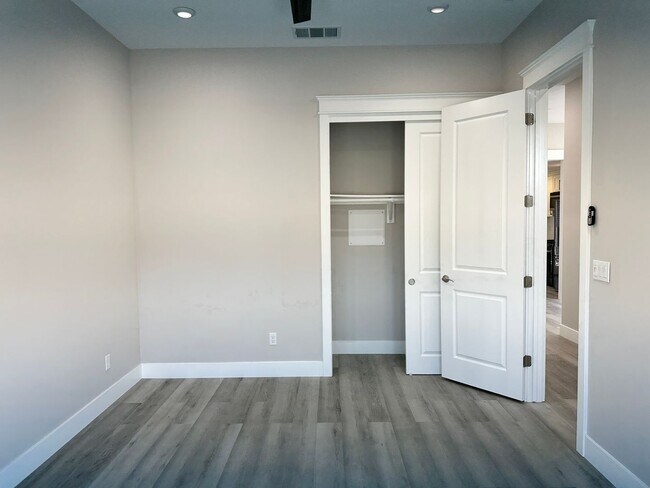 Building Photo - Remodeled 2bed/1 bath! Pets Ok! In-unit laundry!