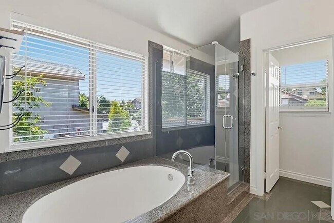 Building Photo - 1100 Corrales Ln