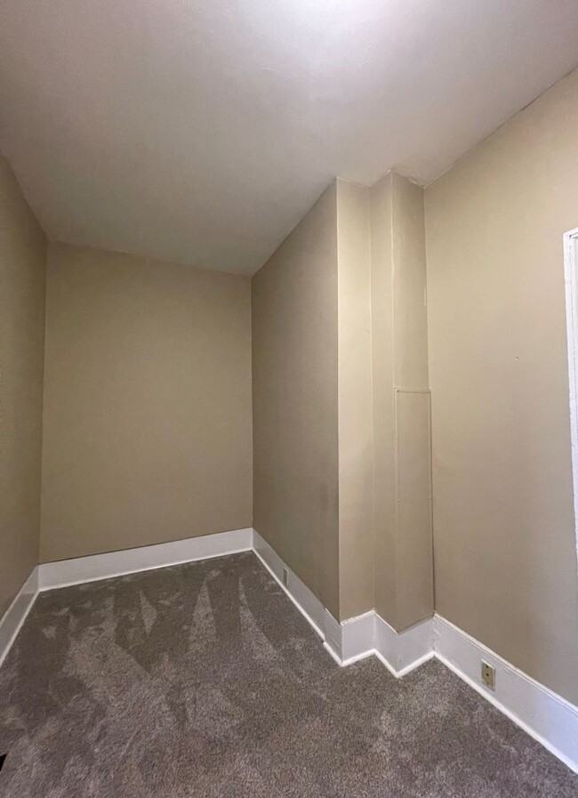 Building Photo - One Bedroom Apartment Off of Tattnall Squa...