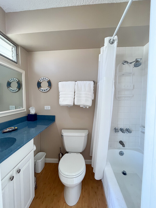 Ensuite Bathroom - 2575 Kuhio Ave