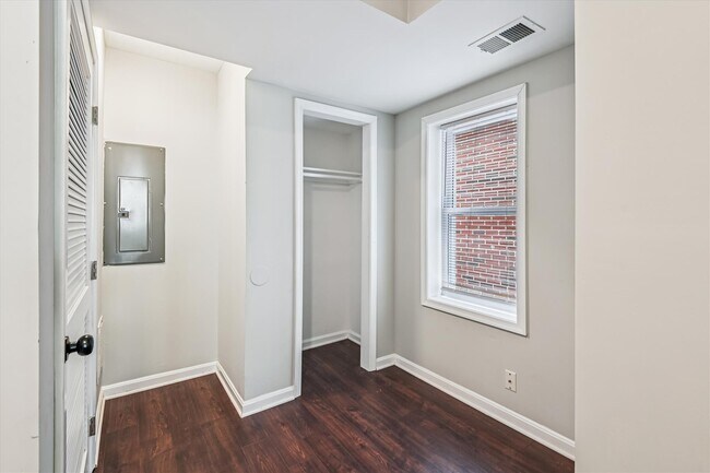 Building Photo - 1324 W Lombard St
