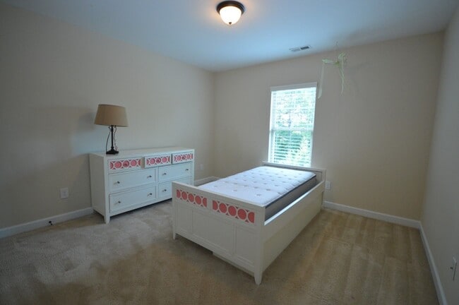 Building Photo - 204 Station Dr