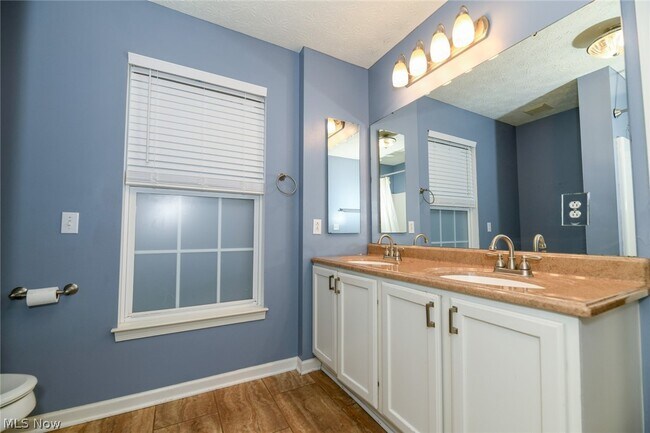 Building Photo - 200 Weatherstone Ct
