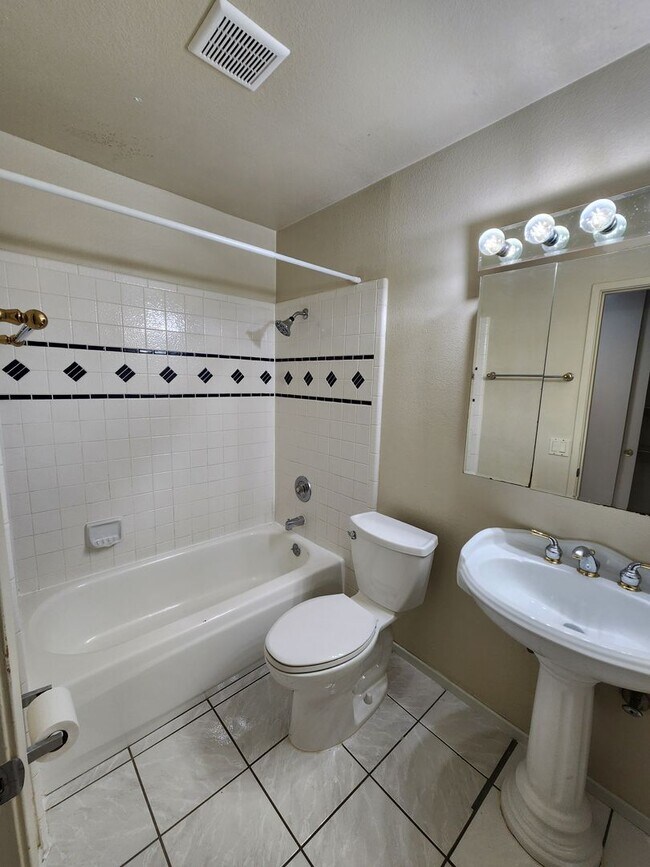 Building Photo - 3BD/2.5BA Single Story Home - 1950 Square ...