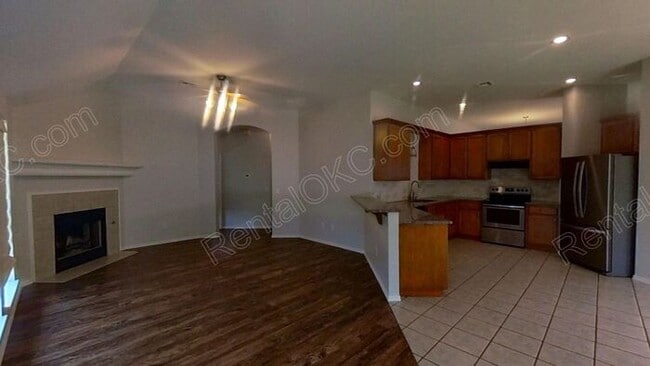 Building Photo - 4 Bed 2 Bath near Buck Thomas Park.