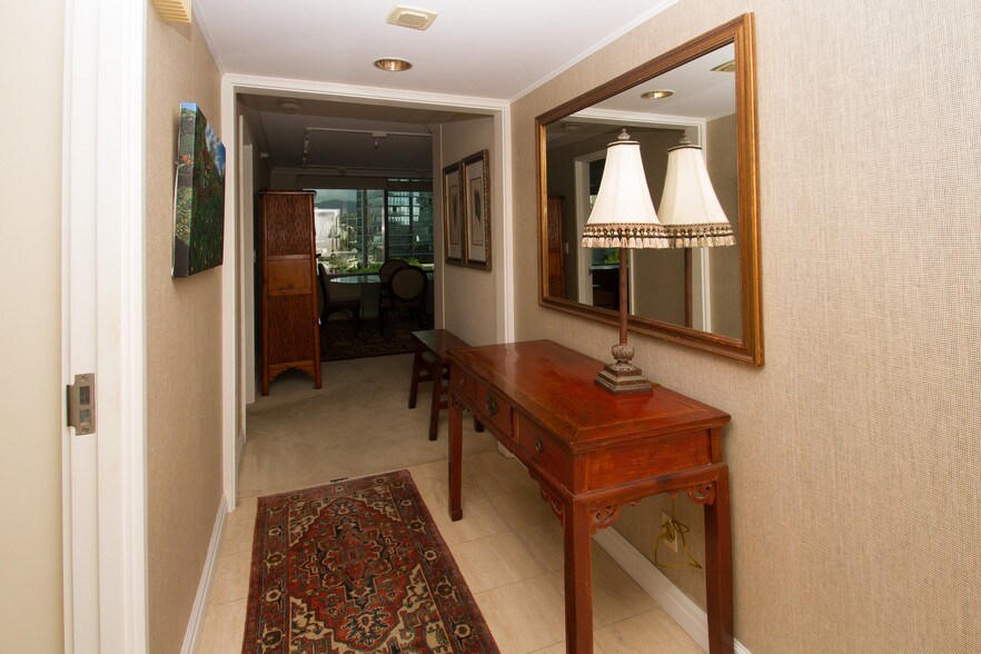 Endtry Foyer - 1330 Ala Moana Blvd