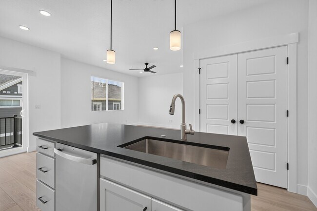Building Photo - 953 W Mountain Holw Wy