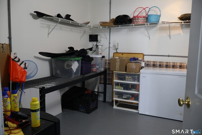 Building Photo - 25 W Silver St