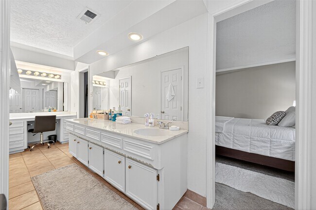 Building Photo - 25314 Lynbriar Ln