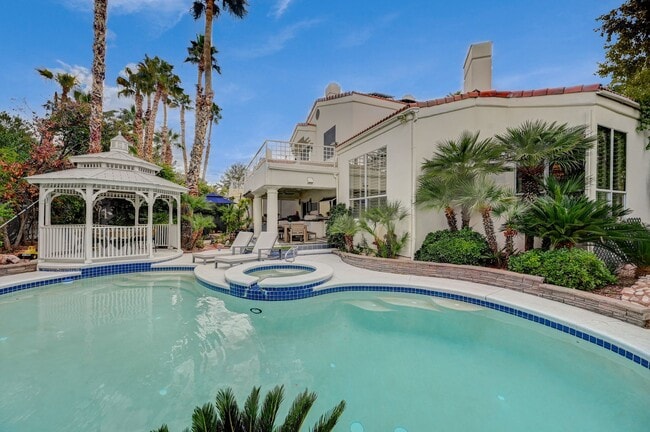 Building Photo - 4 Bedroom Contemporary Furnished-Renovated...