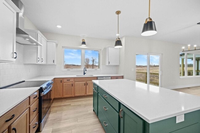 Building Photo - 4 Bedroom Townhome Available February 1st!