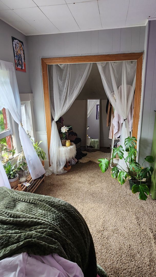 Building Photo - 5 bedroom 1 bath house - Near downtown!