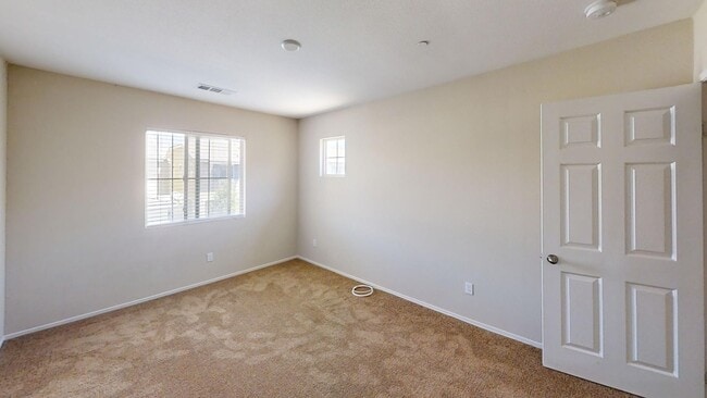 Building Photo - Beautiful 4 bedroom 3 bath Home